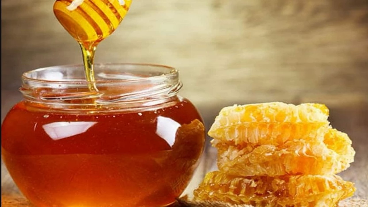 शहद के स्वास्थ्य लाभ और घरेलू नुस्खे – Honey Benefits in Hindi